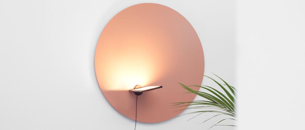 Die Lampe „Tim“ der italienischen Marke From Lighting lässt sich mit einem Magneten frei auf einer Metallfläche platzieren.