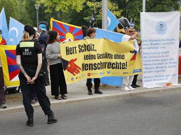 Zu der Demo am 20. Juni am Kanzleramt hatten Menschenrechtsorganisationen aufgerufen, unter anderem Vereine der tibetischen und uigurischen Gemeinden.