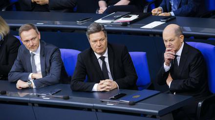Finanzminister Lindner (FDP), Wirtschaftsminister Habeck (Grüne), Kanzler Scholz (SPD): Unternehmen entlasten, aber wie?