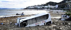 Von den Schlammfluten auf Ischia wurde auch Bus mitgerissen. 