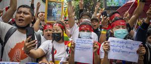 Protest gegen die Militärregierung von Myanmar in Bankok im Juli 2022. Digitale Berichterstatter sind immer dabei. 