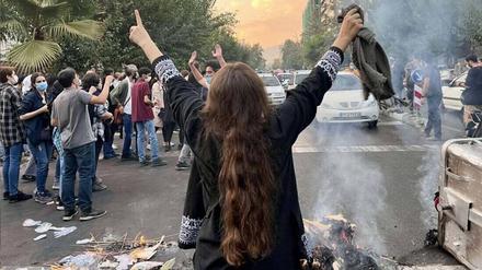 Bilder von den Protesten gelangen selten zu uns. Dieses stammt aus der Großstadt Karadsch, westlich von Teheran.