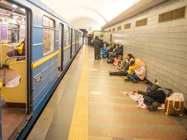Die Bevölkerung von Kiew sucht wieder Schutz in den U-Bahnstationen der ukrainischen Hauptstadt.