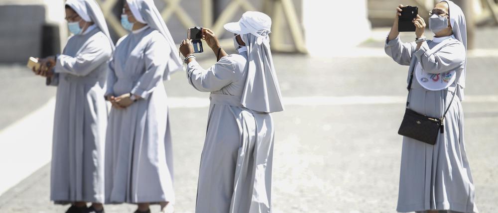 Oh Gott, stimmt der Tarif? Nonnen auf dem Petersplatz in Rom, Julii 2020.