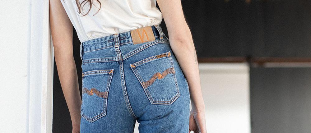 Hoch geschnittene Jeans sind zum Standard geworden.