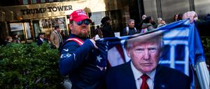 Demonstration vor dem Trump Tower in New York mit dem Bild des Ex-Präsidenten. 