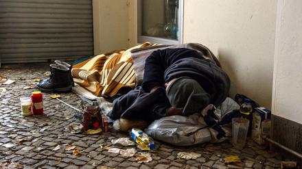 Leider kein seltener Anblick: Ein Obdachloser in einem Hauseingang.  