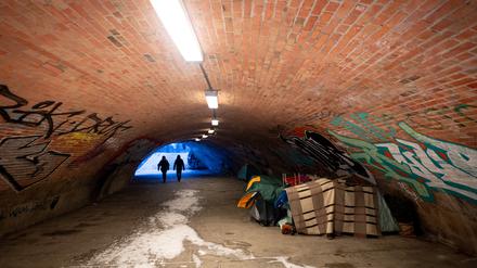 Passanten gehen bei eisigen Temperaturen durch einen Tunnel beim Berliner Dom, wo Obdachlose ihr Quartier aufgeschlagen haben.