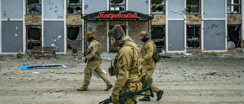 Ukrainische Soldaten in der Frontstadt Mykolajiw, rund zwei Autostunden westlichen der Stadt Cherson.
