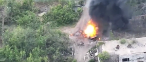 Das Video zeigt mutmaßlich bei einem Gegenangriff zerstörtes russisches Gerät.