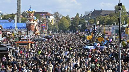 Eng beieinander. Menschenmassen beim Abschlusstag vom Oktoberfest 2022 auf der Theresienwiese. 