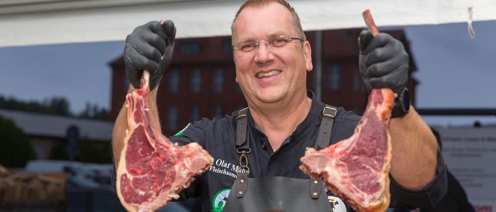 Olaf Mahr mit zwei Tomahawksteaks.  „Neue Cuts“ wie dieser und hohe Fleischqualität ermöglichen höhere Preise, was auch den Bauern zugute kommt.