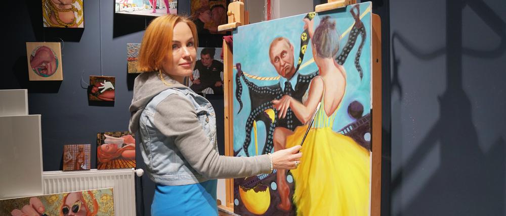 Olga Hilgers malt Wladimir Putin in ihrer Charlottenburger Galerie.