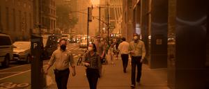 Passenten in New York tragen Masken, aber nicht wegen Corona, sondern aufgrund von Rauchschwaden von Waldbränden in Kanada.