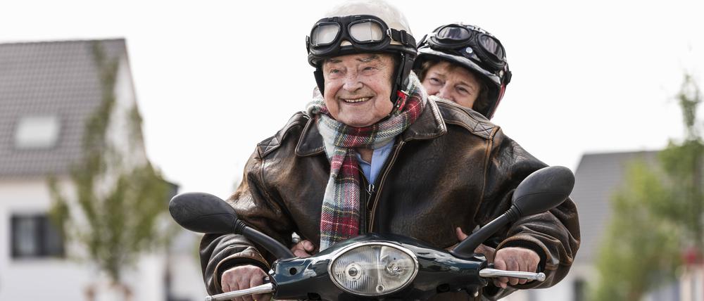 Happy senior couple riding motor scooter model released Symbolfoto PUBLICATIONxINxGERxSUIxAUTxHUNxONLY UUF14922  