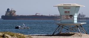 Ein Öltanker fährt vor der Küste von Long Beach in Kalifornien. 
