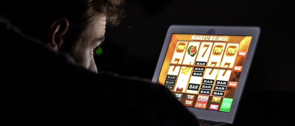 In einem Online-Casino kann man rund um die Uhr um Geld spielen, auch von unterwegs.