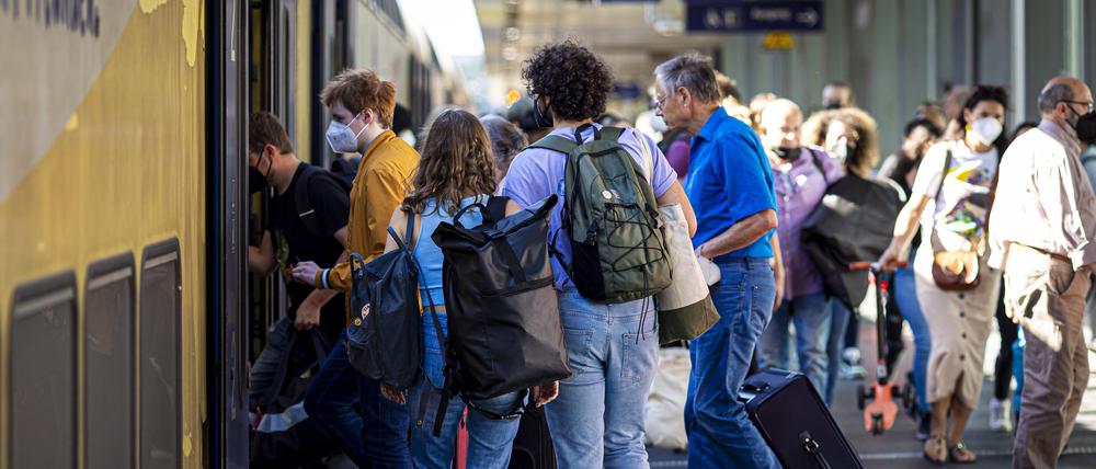 Reisende betreten an einem Bahnsteig im Hauptbahnhof Hannover eine Regionalbahn. Bund und Länder peilen ab Januar ein Folgeangebot für das 9-Euro-Ticket im Nahverkehr an.  