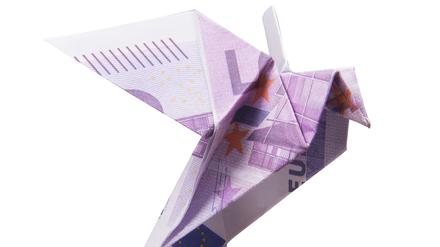 Origami statt Zahlungsmittel: Ein Geldschein ist zu einem Vogel gefaltet.