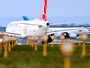 Flugzeuge auf einem Flugfeld (Symbolbild).