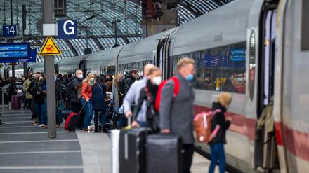 Zahlreiche Reisende steigen am Hauptbahnhof in einen ICE-Zug der Deutschen Bahn. 