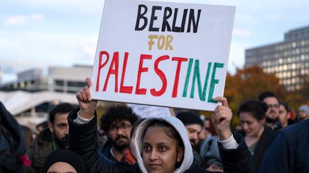 Pro-palästinensische Demonstranten versammeln sich am Berliner Alexanderplatz unter dem Motto „Demokratische Grundrechte verteidigen: Meinungsfreiheit auch für Palästinenser:innen“ 