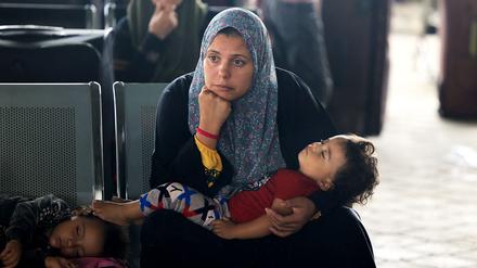 Zivilisten, die den Gazastreifen verlassen, warten darauf, den Grenzübergang Rafah im südlichen Gazastreifen zu Ägypten zu überqueren.