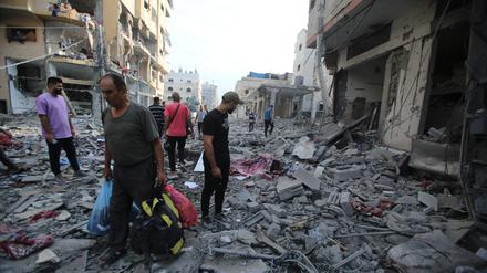 Palästinensische Familien begutachten die Zerstörung in Gaza.