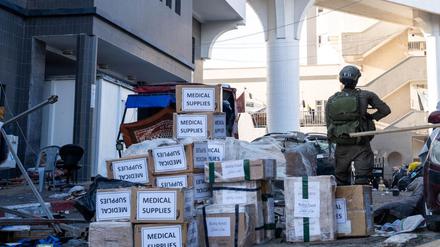 Dieses Bild zeigt einen Soldaten, der vor dem Al-Schifa-Krankenhaus neben Kisten mit medizinischen Hilfsgütern steht. 