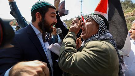 Der israelische Abgeordnete Tzvi Sukkot (li.) von Partei „Religiöser Zionismus“ in einer Auseinandersetzung mit Demonstranten, die am Ortseingang des palästinensischen Ortes Huwara gegen Siedlergewalt  protestieren.