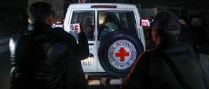Ein Fahrzeug des Roten Kreuzes transportiert Geiseln aus dem Gazastreifen nach Israel.
