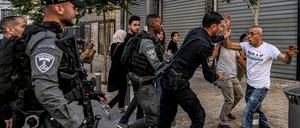 Ein israelischer Polizist und ein Palästinenser geraten bei einer Demonstration in Dschenin aneinander.