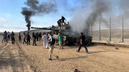 Am Grenzzaun zwischen Gaza und Israel konnten Militante auch einen Panzer zerstören.