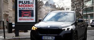 Paris versucht mit hohen Parkgebühren die SUV-Schwemme aufzuhalten. 