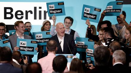 Unterstützer halten Schilder mit dem Namen von Kai Wegner (CDU), Vorsitzender des Landesverbandes und Fraktionschef seiner Partei im Abgeordnetenhaus, nach seiner Wahl zum Spitzenkandidaten auf dem CDU-Landesparteitag.