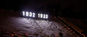 Kerzen leuchten am Holodomor-Denkmal in Kiew.