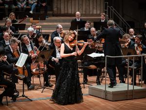 Lisa Batiashvili als Solistin in Brahms Violinkonzert