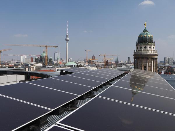 Photovoltaikanlage mit Dünnschichtmodulen auf dem Dach eines Kaufhauses in Berlin-Mitte. Hirschel fordert spezifische Ausbauzielwerte für alle Arten von PV-Anlagen.