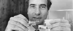 Bereits der erste Laser, den Theodore Harold Maiman vor 63 Jahren entwickelte, war klein genug, dass er in der Hand gehalten werden konnte.