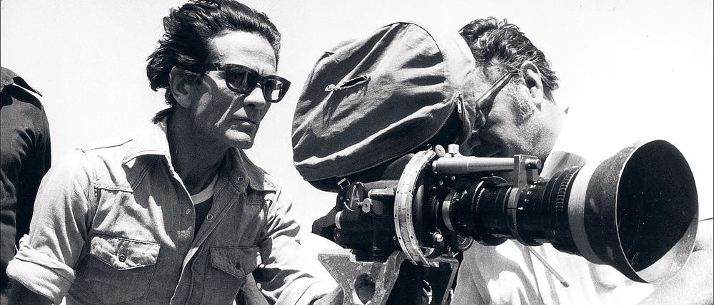 Pier Paolo Pasolini bei Dreharbeiten in Italien in den 1970er Jahren.