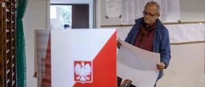 Polnischer Wähler in einem Warschauer Wahllokal.