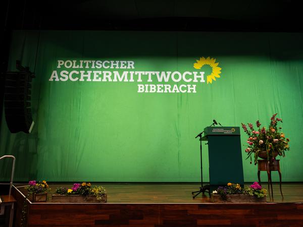 In Biberach bleibt die Bühne leer beim politischen Aschermittwoch der baden-württembergischen Grünen - wegen der gewalttätigen Proteste vor der Stadthalle.