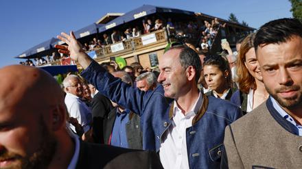 Hubert Aiwanger, Bundesvorsitzender der Freien Wähler, wird beim Politischen Frühschoppen in Gillamoos  von den Zuschauern begrüßt und bejubelt.