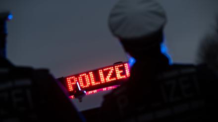 ARCHIV - 30.11.2023, Baden-Württemberg, Stuttgart: Zwei Polizisten stehen im Rahmen eines Fototermins vor einem Polizeifahrzeug (gestellte Szene). (zu dpa: «Zwei 17-Jährige wegen Freiheitsberaubung in Untersuchungshaft») Foto: Marijan Murat/dpa +++ dpa-Bildfunk +++