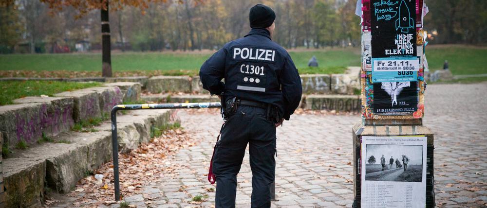  Polizeibeamte kontrollieren mit einer Hundertschaft im und um den Görlitzer Park in Berlin Kreuzberg mutmaßliche Dealer, um den Drogenhandel einzudämmen.