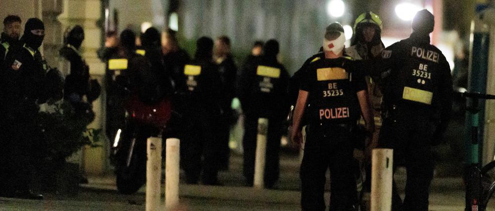 25.04.2023, Berlin: Ein Polizist trägt einen Kopfverband nachdem Polizisten ein Geschäft an der Keithstraße gestürmt hatten. Dort war es zu einem Überfall auf ein Geschäft gekommen, bei dem auch eine Geisel genommen wurde. Foto: Carsten Koall/dpa +++ dpa-Bildfunk +++