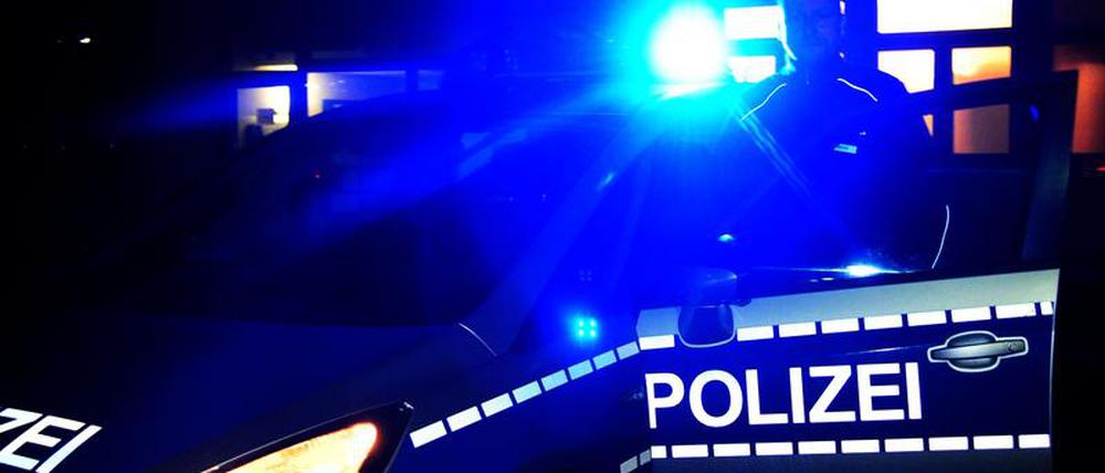 Blaulicht tief im Berliner Westen: die Polizei in Spandau.