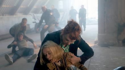 Rettung in letzter Sekunde: Melly Böwe (Lina Beckmann, r.) und Evelyn Sonntag (Judith Engel).