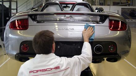 Ein Porsche-Mitarbeiter arbeitet an einem Porsche Carrera GT im Porsche-Werk in Leipzig.