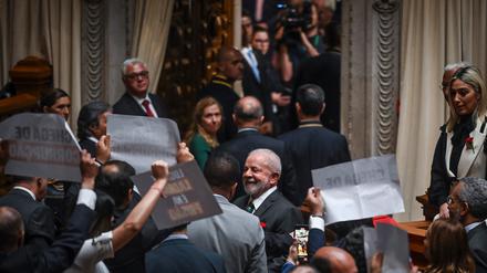 Abgeordnete der rechtsextremen Chega-Partei protestieren im portugiesischen Parlament gegen den Besuch des Sozialisten Lula.